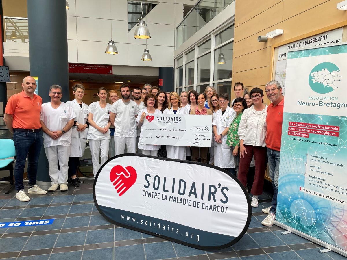 Remise du don par SoLidAir's le 12 mai 2023 &agrave; l'&eacute;quipe du CHU de Rennes